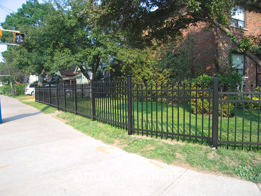Residential Picket Fences for Homes in Toronto