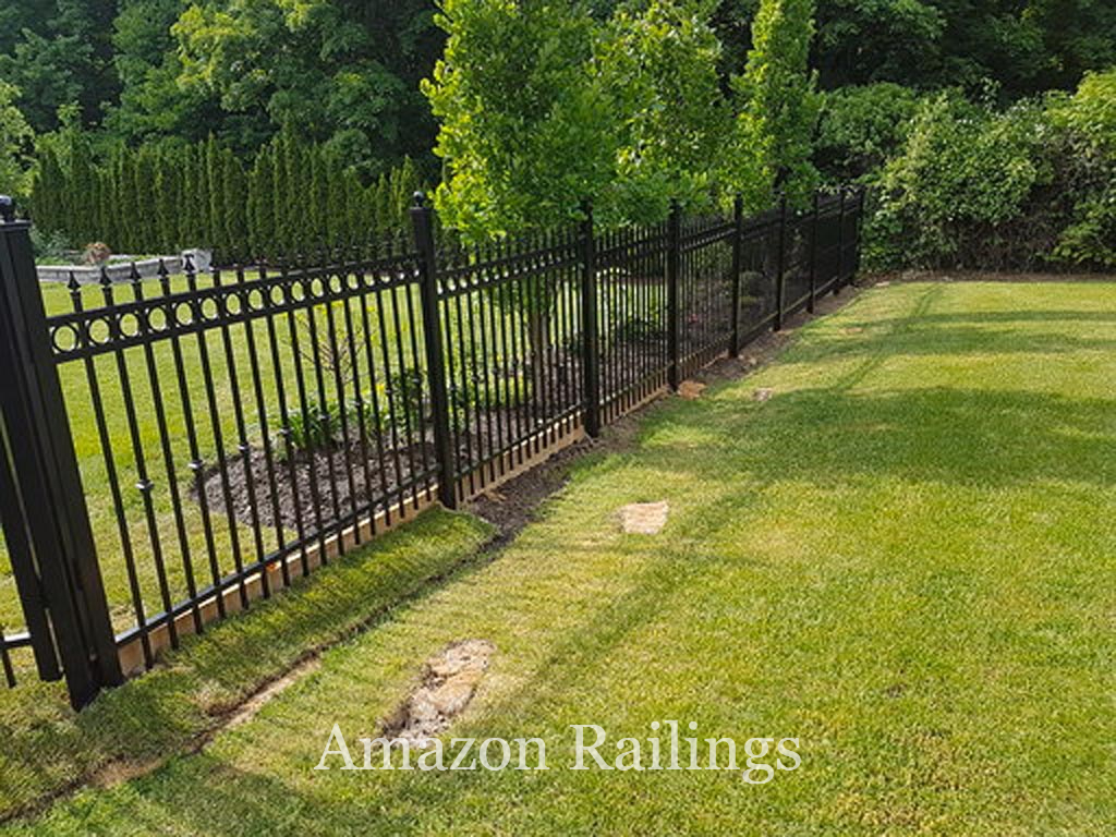 Residential Picket Fences for Yards & Lawns