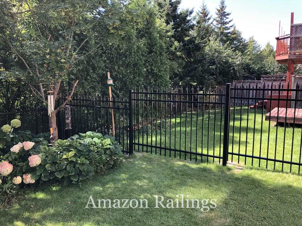 Residential Picket Fences for Front Yard & Backyards
