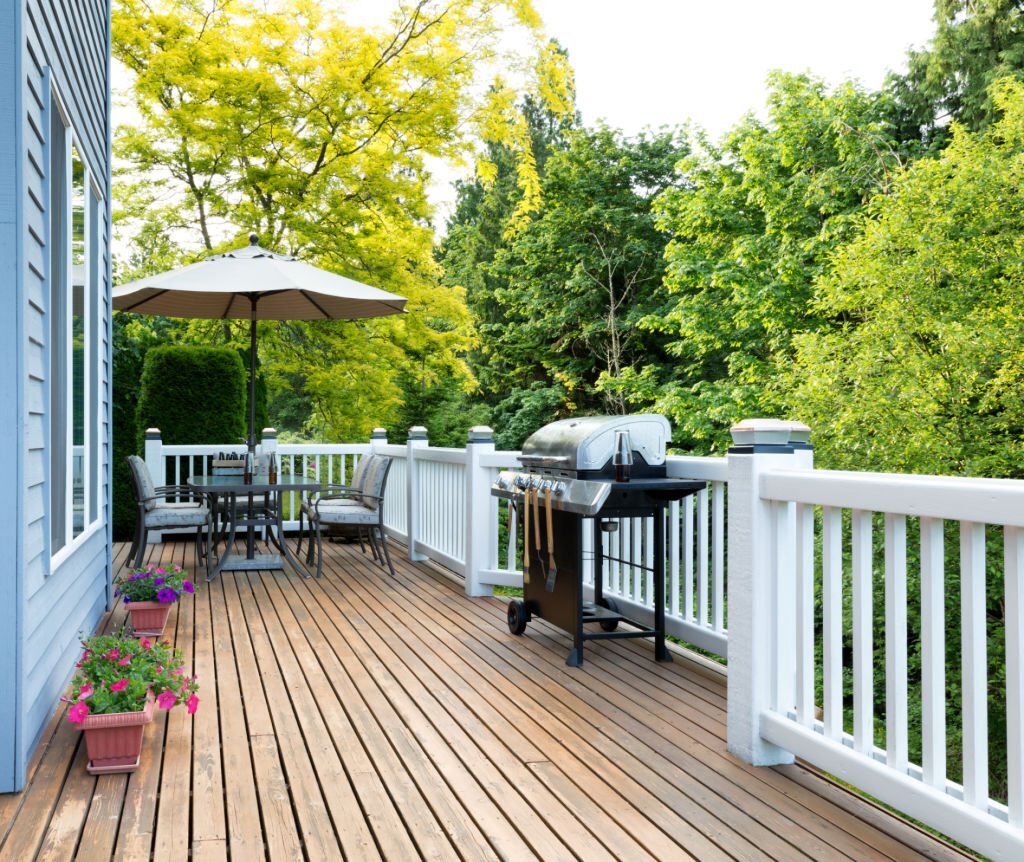 Pro Tips to Style Your Outdoors With Aluminum Deck Railings